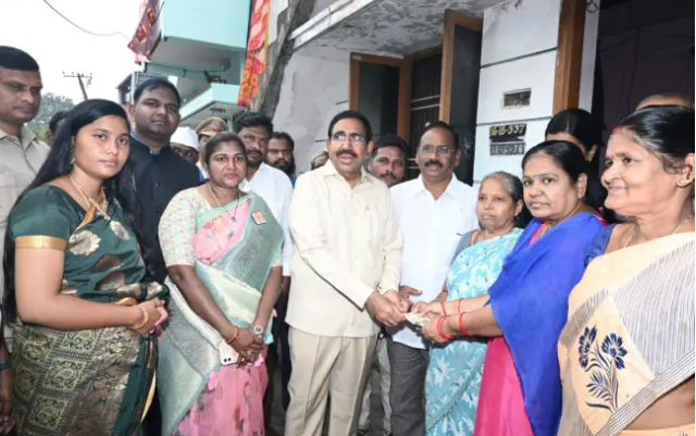 పింఛన్లు పంపిణీ కార్యక్రమంలో మంత్రి నారాయణ