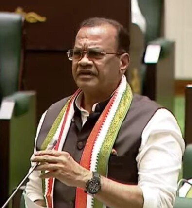 టీషర్ట్లు వేసుకుని ఆ చిల్లర ఏంటి?