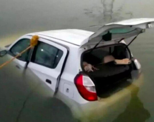 కాల్వలో కారు దూసుకెళ్లి ముగ్గురు మృతి