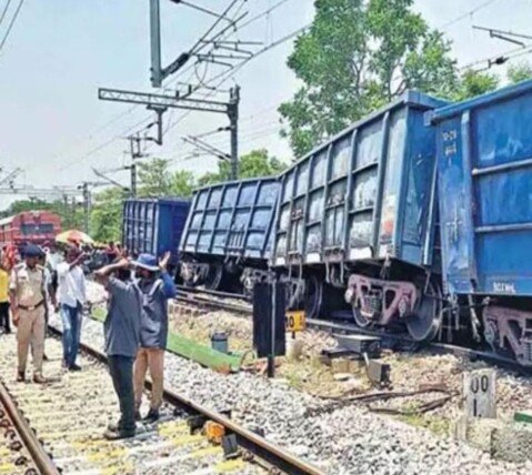 పట్టాలు తప్పిన గూడ్స్ రైలు