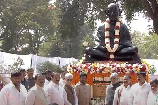 Chief Minister pays tribute to Mahatma Gandhi on his death anniversary