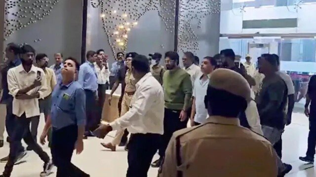 శ్రీతేజ్ కుటుంబాన్ని పరామర్శించిన అల్లు అర్జున్
