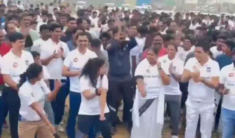 డీజే టిల్లు పాట‌కు స్టెప్పులేసిన మంత్రి సీత‌క్క..