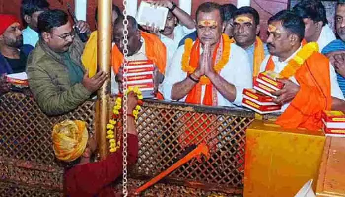 త్రివేణి సంగమంలో కోమటిరెడ్డి పుణ్యస్నానం