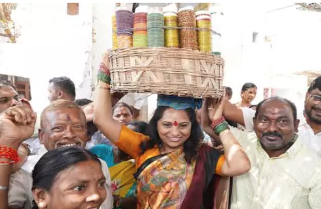 Post a kavitha praising the beads and carrying a basket of glasses