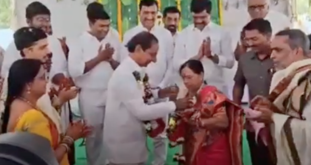 వివాహ విందులో పూల దండలు, ఉంగరాలు మార్చుకున్న కేసీఆర్