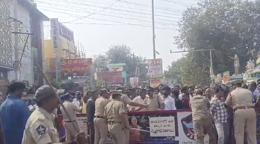 తుని మున్సిపల్ కార్యాలయం వద్ద ఉద్రిక్తత