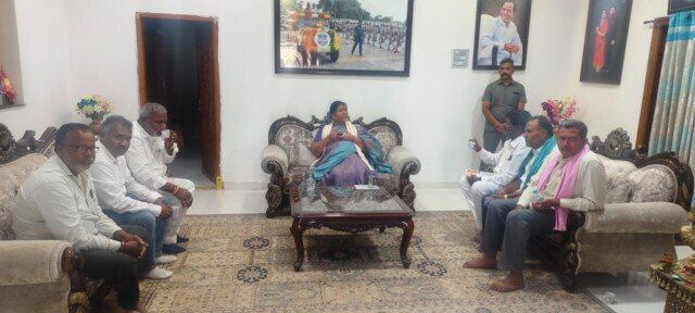 Lorry Association has announced its support to Mulka Komaraiah and Anji Reddy in the MLC elections for graduates