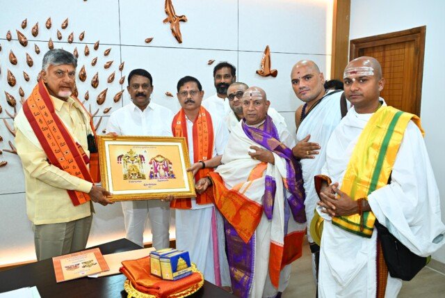 శ్రీశైలం మల్లన్న బ్రహ్మోత్సవాలకు సీఎం చంద్రబాబుకు ఆహ్వానం