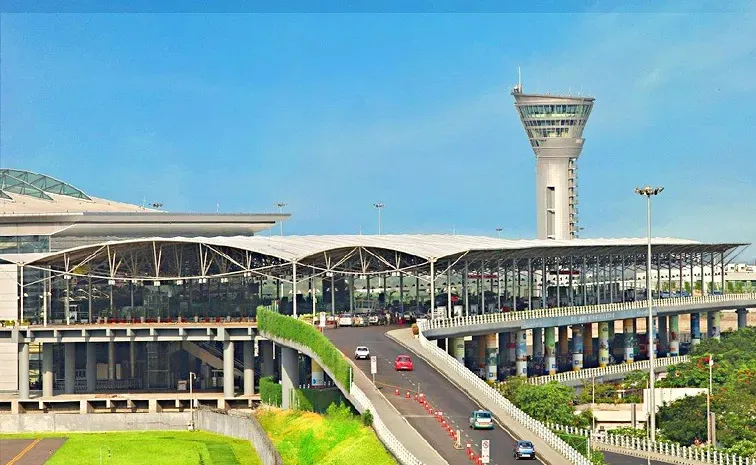 Passengers' agitation at Shamshabad Airport - Spice Jet delayed take-off