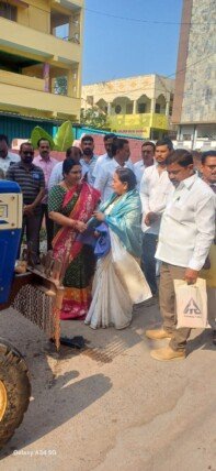 వేసవి లో నీటి ఎద్దడి రాకుండా ముందస్తు చర్యలు.. సూర్యాపేట రోడ్డు లో మిషన్ భగీరథ పైప్ లైన్