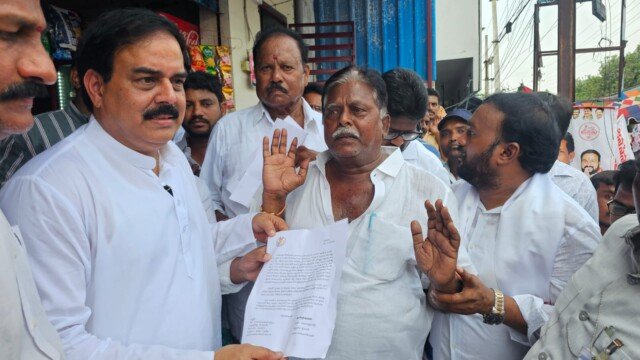 విజయవాడ కంట్రోల్ రూమ్ వద్ద స్వర్గీయ శ్రీ వంగవీటి మోహనరంగా గారి విగ్రహాన్ని ఏర్పాటు చేయాలని మంత్రి నాదెండ్ల మనోహర్ గారికి విజ్ఞప్తి చేసిన మా మిత్రమండలి మరియు రాధా రంగా మిత్రమండలి ప్రతినిధులు.