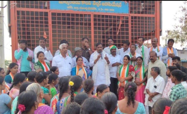 ఆలేరులో మున్సిపల్ ఎన్నికల ప్రచారంలో బీర్ల ఐలయ్యతో కలిసి పాల్గొన్న మండల కాంగ్రెస్ నాయకులు