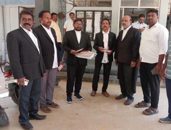 న్యాయవాదుల సమస్యల కోసం పోరాడుతున్న చలసాని అజయ్ కుమార్ కు మొదటి వేయాలి