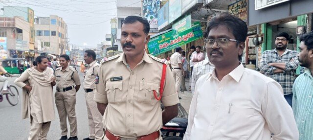 తిరువూరు పట్టణంలో ఫుట్ పాత్ లపై ఆక్రమాణాల తొలగింపు చర్యలు చేపట్టిన మున్సిపల్ పోలీస్ శాఖ