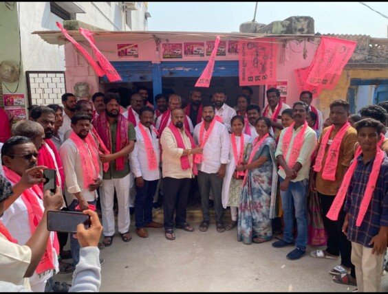 వంద మంది డి.వై.ఎఫ్.ఐ 100 మందికి బిఆర్ఎస్ పార్టీ కండువా కప్పి పార్టీలోకి ఆహ్వానించిన గొంగిడి మహేందర్ రెడ్డి