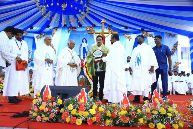 గుణ‌ద‌ల మేరీమాత ఉత్స‌వాల‌ ముగింపు వేడుక‌ల్లో పాల్గొన్న ఎంపీ, ఎమ్మెల్యే…!