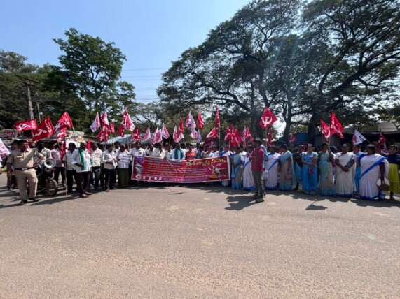 కార్మిక చట్టాలను పటిష్టంగా అమలు చేయాలి.