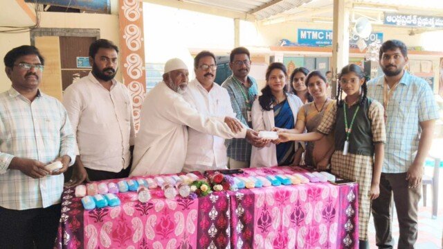 విద్యార్థులకు కళ్ళజోళ్ళు పంపిణీ.