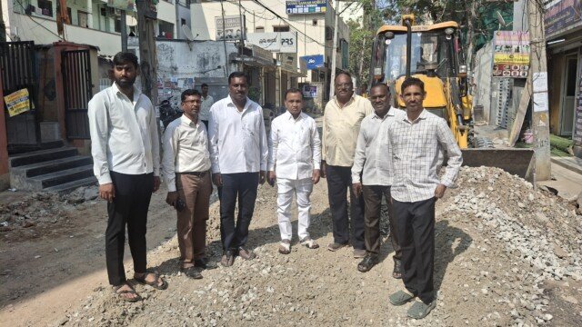 నూతనంగా వేస్తున్న సీసీ రోడ్ల పని తీరును పర్యవేక్షించిన కార్పొరేటర్ హమీద్ పటేల్.