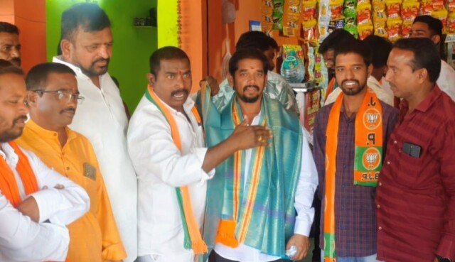 కర్రే ప్రవీణ్ కు , బోడ సురేష్ కు శాలువాతో సన్మానం చేసిన బిజెపి మాజీ మండల అధ్యక్షులు కళ్లెం శ్రీనివాస్ గౌడ్.