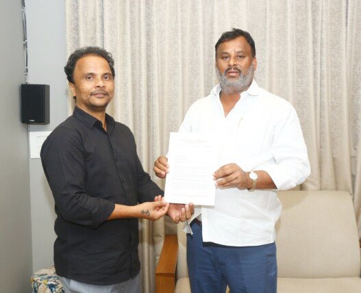 బస్సులపై విధిస్తున్న రోడ్ ట్యాక్స్, పర్మిట్ ఫీజులను తగ్గించాలని మంత్రికి వినతి.