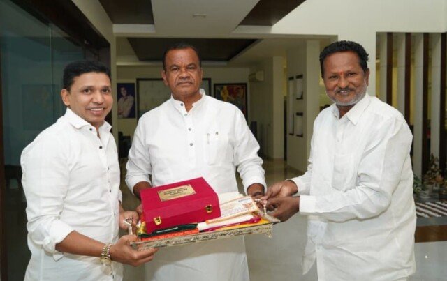 శ్రీ లక్ష్మీ నరసింహ స్వామి తిరుకళ్యాణ మహోత్సవానికి ముత్యాల తలంబ్రాలు, పట్టువస్త్రాలు అందజేసిన మంత్రి కోమటిరెడ్డి వెంకట్ రెడ్డి కుటుంబం.