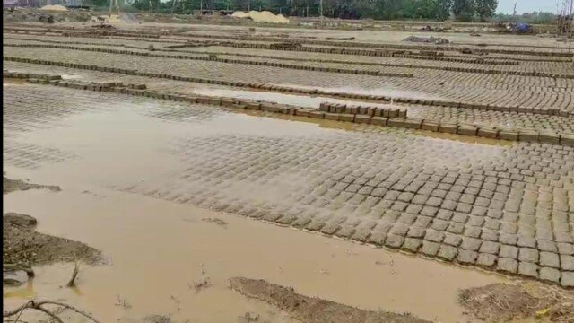 వర్షానికి ఆవిరైన ఇటుక రాయి