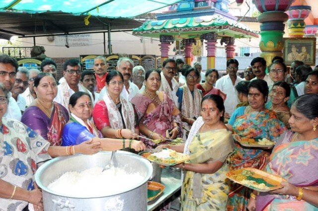 అభయాంజనేయ స్వామి సన్నిధిలో అన్నదానం.