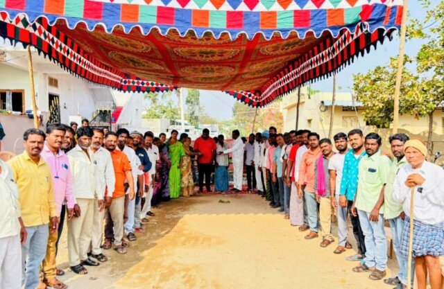 మృతుడి కుటుంబానికి ఆర్థిక సహాయం చేసిన గ్రామ సర్పంచ్