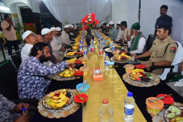 ట్రాఫిక్ పోలీసుల ఆధ్వర్యంలో ఘనంగా ఇఫ్తార్ విందు పాల్గొన్న సీపీ గౌష్ ఆలం