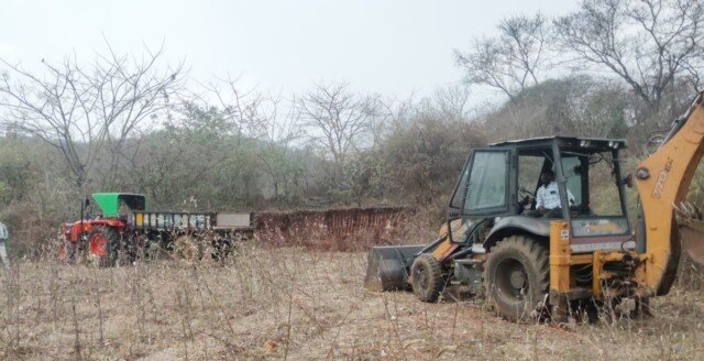 అటవీ భూమిలో మట్టి తవ్వకాలు జరుపుతున్న జెసిబి, మట్టిని తరలిస్తున్న ట్రాక్టర్లు