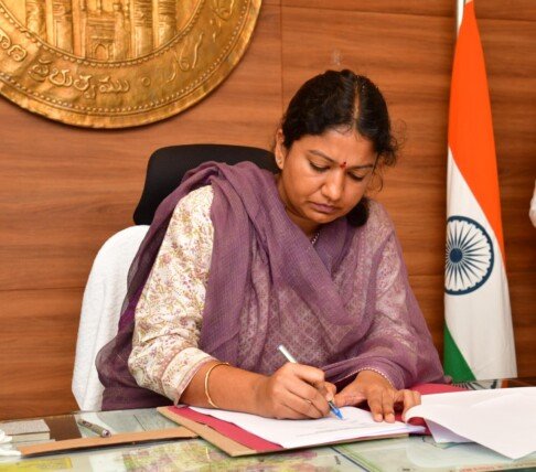 కరీంనగర్ జిల్లా కలెక్టర్ గా బాధ్యతలు స్వీకరించిన చిత్రా మిశ్రా