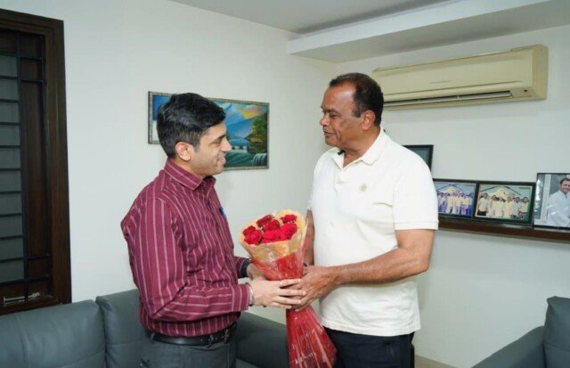 మంత్రి కోమటిరెడ్డి వెంకట్ రెడ్డి ని మర్యాదపూర్వకంగా కలిసిన యాదాద్రి భువనగిరి జిల్లా కొత్త కలెక్టర్.