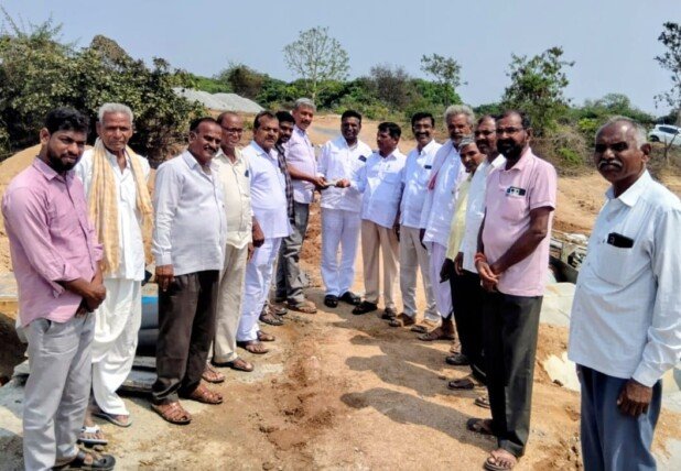 పెద్ద వాగు పై వంతెన నిర్మాణం ఖర్చులకు బిఆర్ఎస్ రాష్ట్ర నాయకులు కల్లూరి రామచంద్రారెడ్డి 50 వేల ఆర్థిక సహాయం