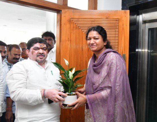 ఆర్ అండ్ బీ గెస్ట్ హౌస్‌లో మంత్రి పొన్నం ప్రభాకర్ తో కలెక్టర్ చిత్ర మిశ్రా భేటీ