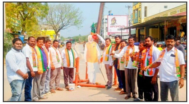 ప్రధాని నరేంద్ర మోడీ చిత్రపటానికి లాభిషేకం