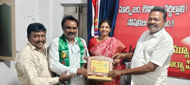 జ్ఞాపికలు అందజేత.