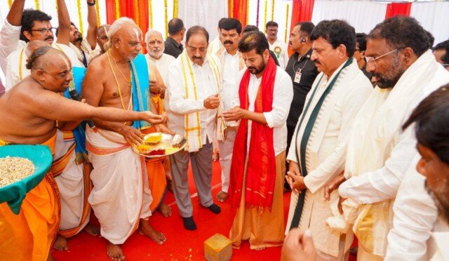 రాష్ట్ర తరఫున పట్టువస్త్రాలు సమర్పించిన సీఎం… భక్తుల భారీ రద్దీ