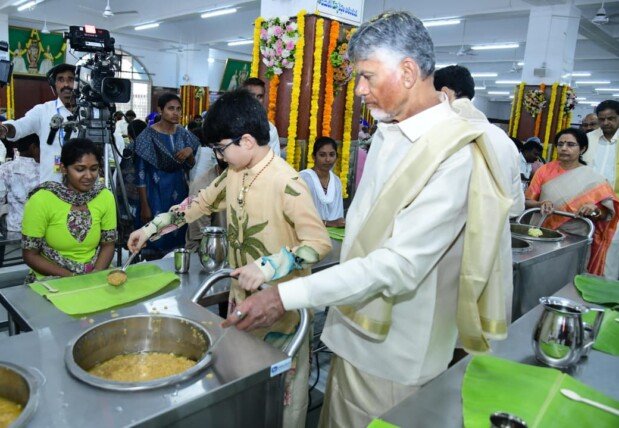 తిరుమలలో భక్తులతో కలిసిన సీఎం చంద్రబాబు కుటుంబం