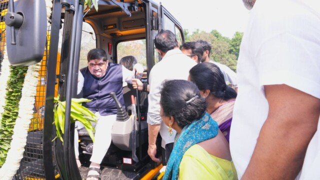 చెరువుల సంరక్షణకు హైటెక్ ఎక్స్‌కవేటర్.. మంత్రి పొన్నం ప్రారంభం