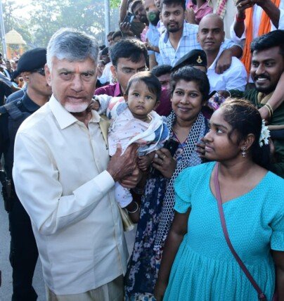 తిరుమలలో భక్తులతో మమేకమైన సీఎం చంద్రబాబు