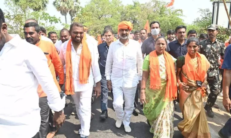 బండి సంజయ్ కుమార్ యాత్రలో తేనెటీగల దాడి.. ముగ్గురికి తీవ్ర గాయాలు