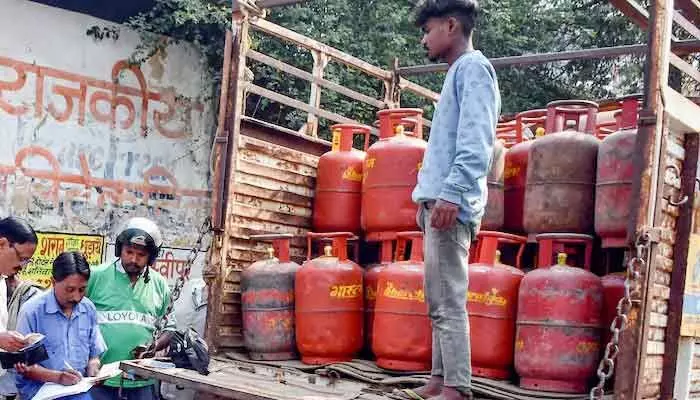 LPG బుకింగ్ గడువు పెంపు వార్తలు ఫేక్.. కేంద్రం క్లారిటీ