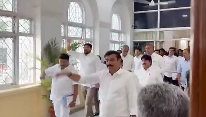 బడ్జెట్ ప్రసంగంను వాకౌట్ చేసిన బీఆర్ఎస్ ఎమ్మెల్యేలు..చెవిలో పూలు పెట్టుకొని వాకౌట్!