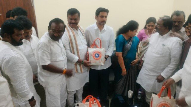 స్థానిక ఉత్పత్తులకు ప్రాధాన్యం.. ప్రజాప్రతినిధులకు స్వదేశీ హెల్త్ కిట్లు