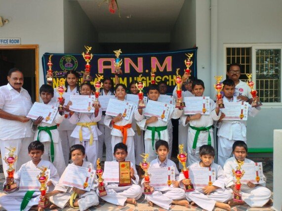 కరాటే పోటీల్లో పామర్రు ఏఎన్ఎం హైస్కూల్ విద్యార్థుల ప్రతిభ