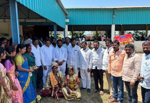 నూతన వధూవరులను ఆశీర్వాదించిన తెలంగాణ రాజ్యాధికార పార్టీ రాష్ట్ర ప్రధాన కార్యదర్శి వట్టే జానయ్య యాదవ్