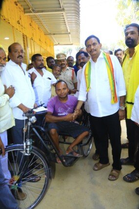 దివ్యాంగులకు ట్రై సైకిళ్లను పంపిణీ చేసిన ఎంపీ కేశినేని శివనాథ్ (చిన్ని)