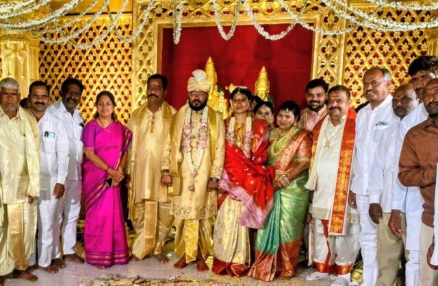 నూతన వధూవరులను ఆశీర్వదించిన ఆలేరు మాజీ ఎమ్మెల్యే శ్రీమతి గొంగిడి సునీత